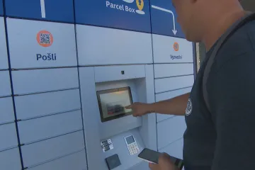 Výdejní boxy zažívají boom. Na vesnicích by mohly nahradit některé poštovní služby
