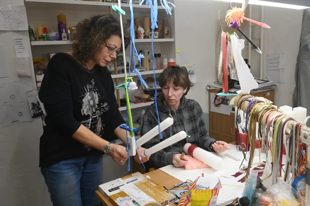 Chráněná dílna Palonín vyrábí velikonoční svíce