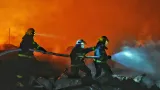 Čínští hasiči hasí továrnu na pyrotechniku v provincii Chu-nan