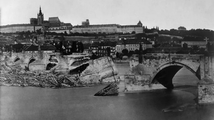 Povodeň v roce 1890 zdevastovala část Karlova mostu