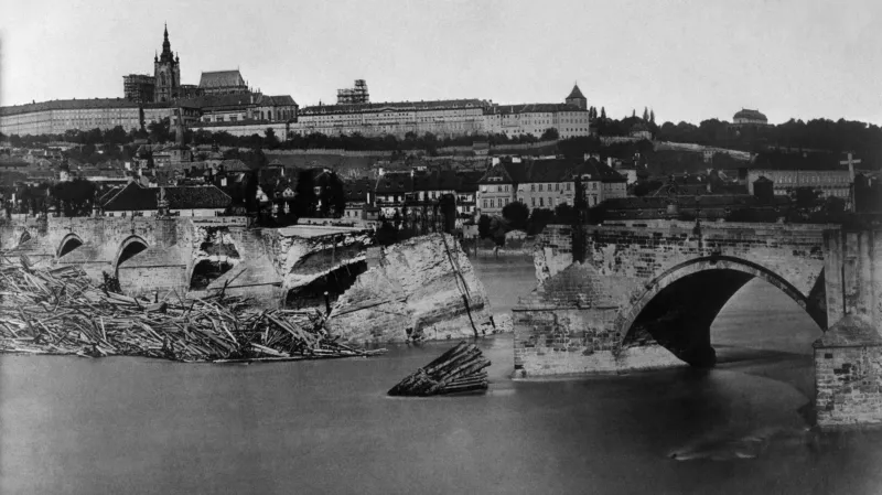 Povodeň v roce 1890 zdevastovala část Karlova mostu