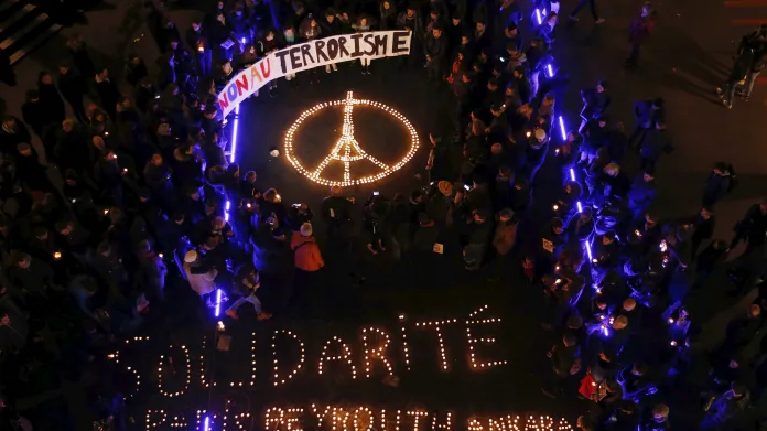 Dav lidí se shromáždil po útocích v Paříži, aby projevil tichý vzdor a solidaritu s pozůstalými obětí terorismu