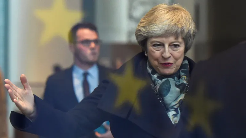 Události: Mayová bojuje o přežití v čele strany i vlády