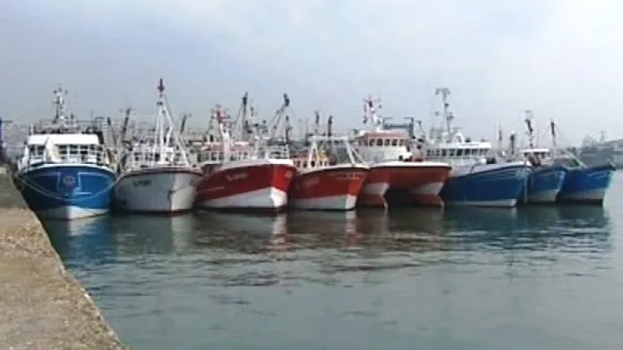 Francouzští rybáři blokují přístavy Calais, Boulogne a Dunkerque.