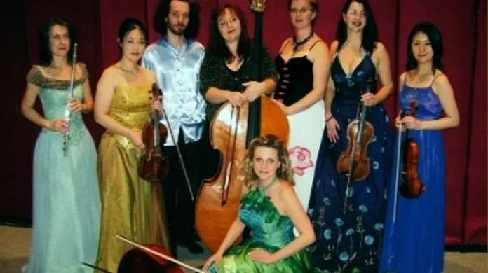 Lenka Kavalová (vepředu) se svým dámským komorním salonním orchestrem Flores de Praga