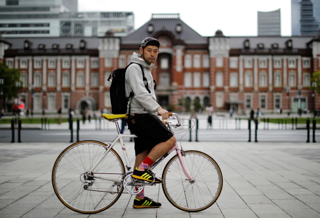 Chiropraktik Daisuke Fujii (40), který stojí na svém kole před hlavní vlakovou stanicí v Tokiu, uvádí: „Samozřejmě existují obavy. Bez ohledu na to, co děláte, se zcela nemůžete vyhnout rizikům. Olympiáda je z mnoha pohledů riziková, ale i v běžném životě můžete onemocnět“. „Nemyslím si, že existuje obzvláště vysoké riziko jen proto, že se jedná o olympijské hry.“