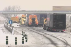 Převrácený kamion blokoval dálnici D7 u Postoloprt. Podařilo se ji zprovoznit po třinácti hodinách