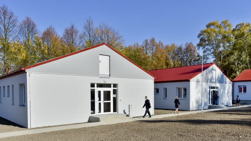 V Jiřicích na Nymbursku byl 16. října zahájen provoz projektu takzvané otevřené věznice, který si klade za cíl snížit recidivu propuštěných vězňů na svobodě.