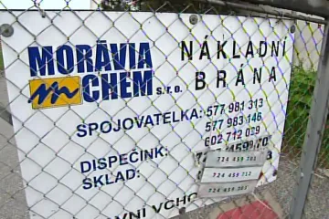 Celníci odčerpávají nezdaněný líh ze skrytých cisteren v Hrobicích