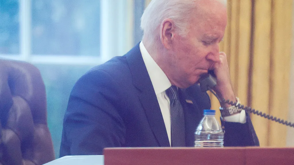 Joe Biden hovoří s Volodymyrem Zelenským