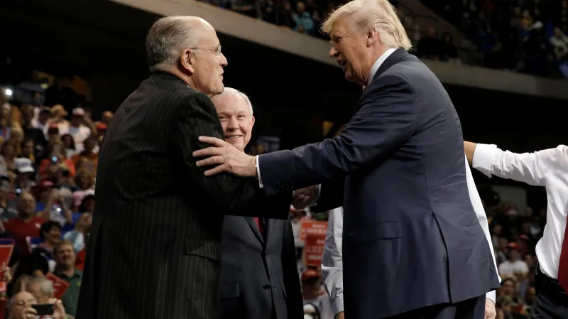 Giuliani s Trumpem na jednom z mnoha mítinků