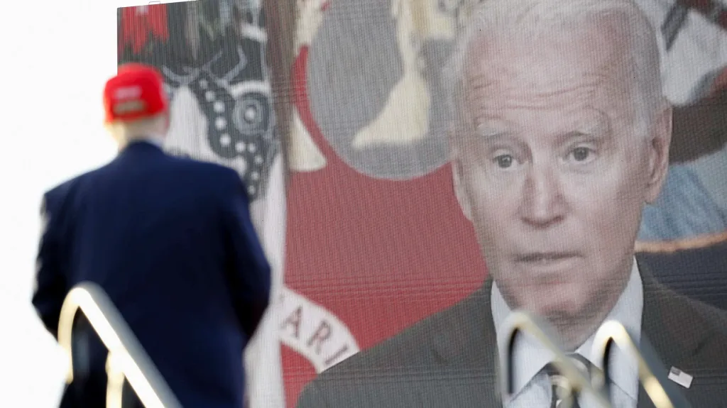 Donald Trump před projekcí videa s Joem Bidenem