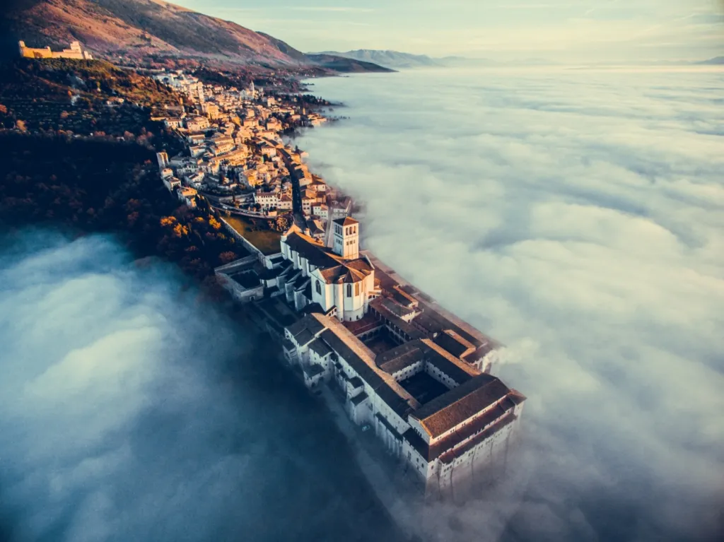 Assisi nad oblaky. Vítězná fotografie v kategorii Město