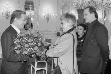 Z divadla do hlasatelny, od lepení pytlíků k Melantrichu. Proměny Kamily Moučkové