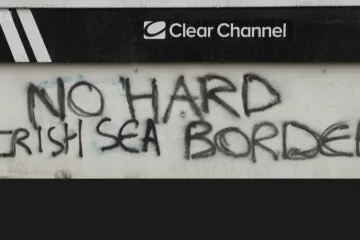 Severní Irsko přestalo kontrolovat část zboží mířícího do zbytku Británie, bojí se o bezpečnost zaměstnanců