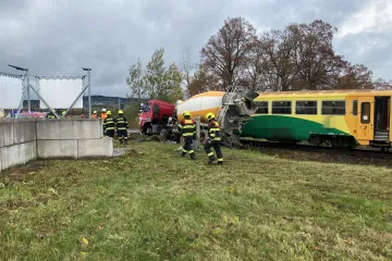 Na Příbramsku vykolejil po srážce s nákladním autem vlak