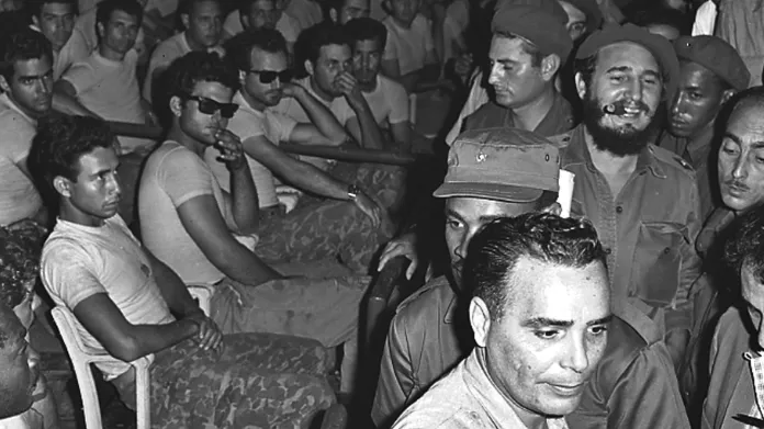 Castro přichází na veřejný soud se zadrženými (vlevo) z neúspěšné invaze v Zátoce sviní (1961)