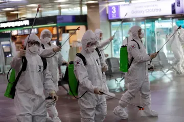 Počet nakažených koronavirem ve světě přesáhl sto tisíc. První případ hlásí Slovensko