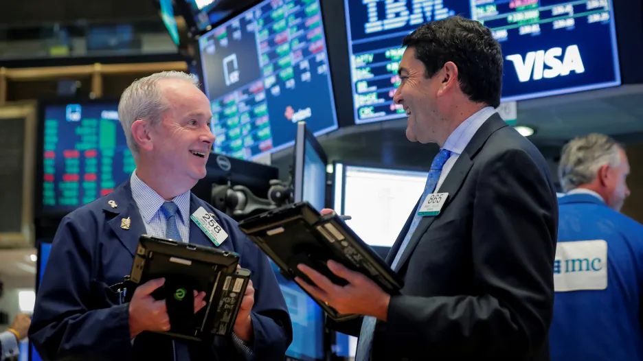 Obchodníci na parketu newyorské akciové burzy NYSE