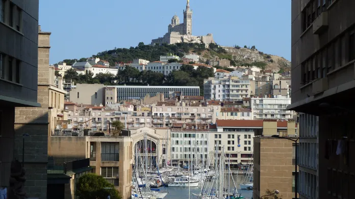 Pohled na přístav a baziliku Notre-Dame de la Garde v Marseille