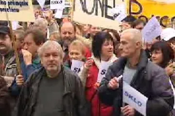 Skláři před úřadem vlády žádali za své mnohaleté sociální pojištění pomoc