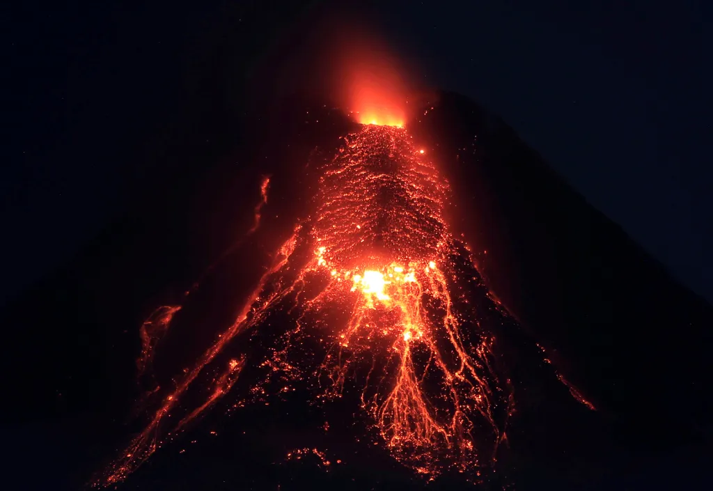 Láva valící se z kráteru sopky Mount Mayon během erupce nedaleko města Legazpi jižně od Manily, Filipíny