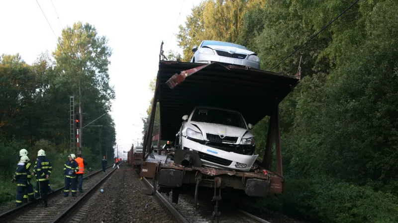 Osobní auta na poškozeném vagonu