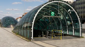 Vstup do stanice metra Hradčanská