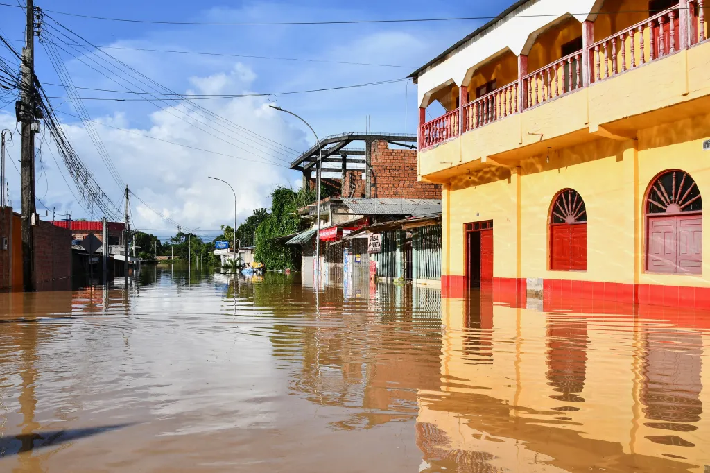 Ulice města Cobija pod vodou