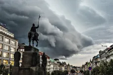 Horký den v Čechách opět završí bouřky. Nejsilnější budou na západě, severu a kolem Prahy