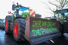 U Braniborské brány v Berlíně vyvrcholil protest dopravců, nespokojenost vyjádřili i farmáři