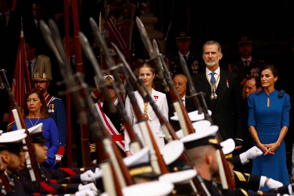 Princezna Leonor přihlíží s rodinou vojenské přehlídce po složení přísahy