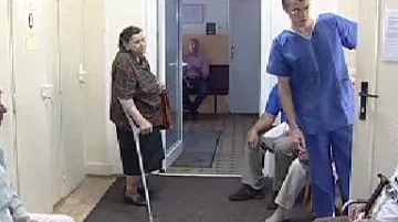 Pacienti v čekárně kraslické polikliniky