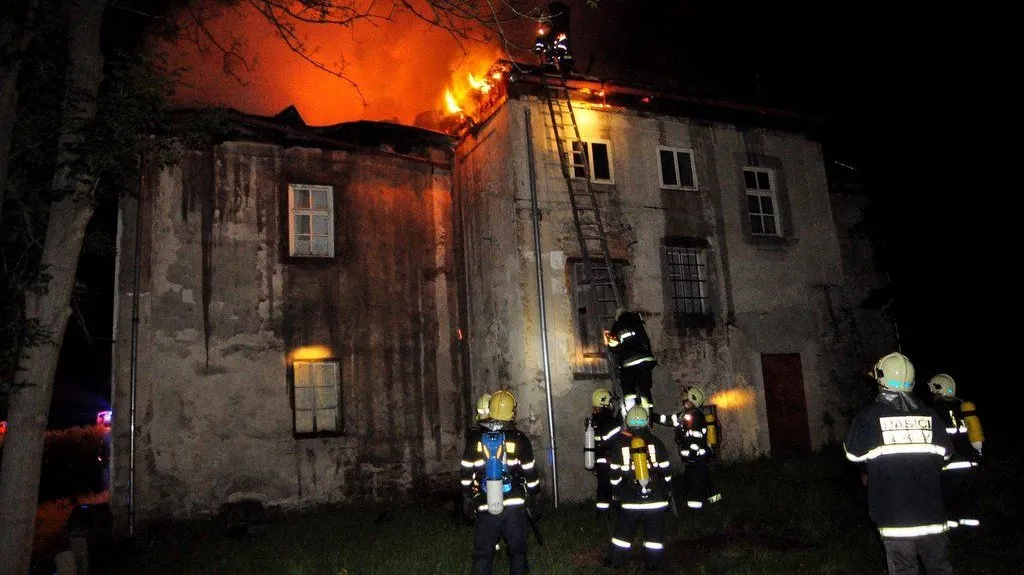 Požár fary v Brtníkách na Děčínsku