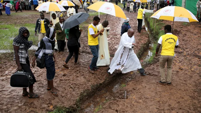 Papežovu návštěvu Nairobi poznamenalo deštivé počasí