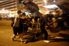 Demonstrace v Hongkongu přerostla do násilností. Policie zasáhla slzným plynem