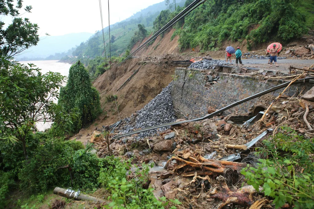 Záplavy ve Vietnamu postihly celý střed země. Velká voda si vyžádala desítky obětí a stovky osob se pohřešují