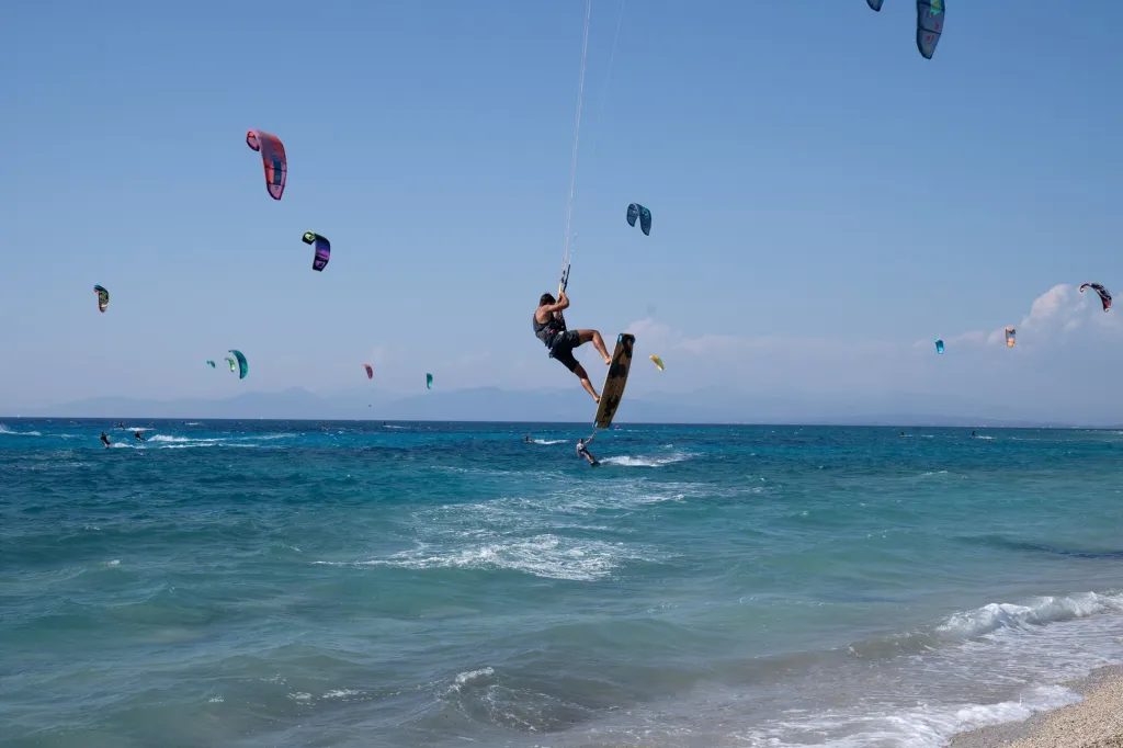 Řecká Lefkada se stala rájem fanoušků kitesurfingu. Příznivého větru a ideálních vln si můžou „surfaři“ užívat u pláže Mylos
