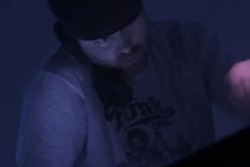 Dj Shadow ve svém vlastním stínu