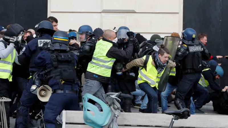 Srážka protestujících s policisty