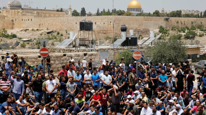 Palestinci před pátečními modlitbami v Jeruzalémě