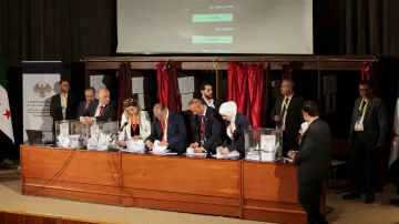 Členové volebních kolegií sčítají hlasy při volbě kandidátů