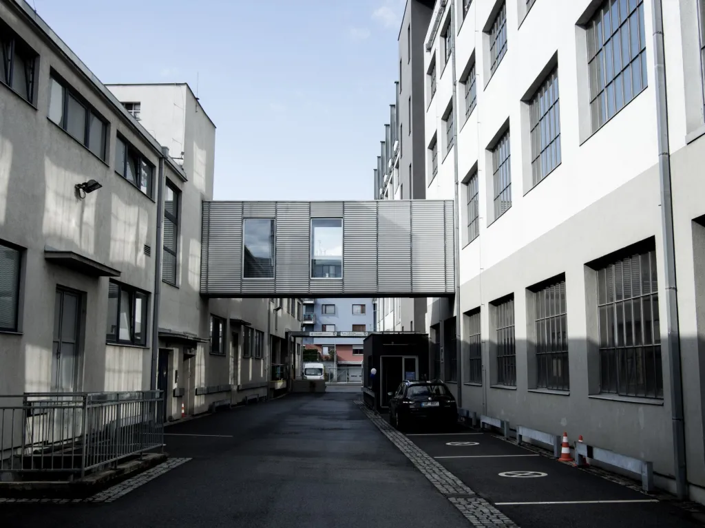 Areál Podkovářská byl postaven v roce 1934. Mezi lety 2003 až 2020 prošly objekty kompletní rekonstrukcí. Architekti Štěpán Kubíček a Martina Buřičová při zachování industriální podstaty objektu přidali do projektu hravost. Na střeše jedné z budov navrhli basketbalové hřiště