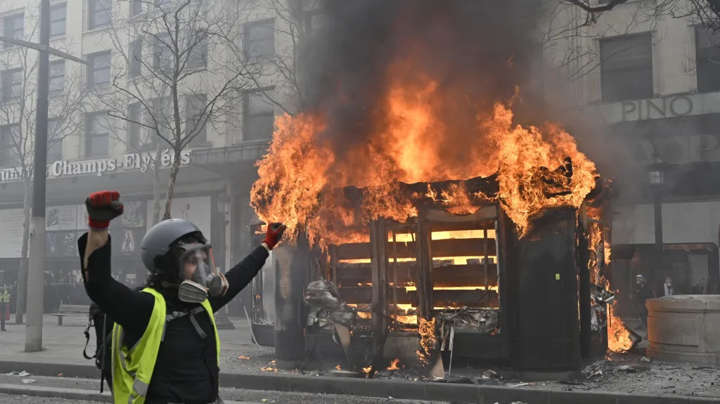 Hořící stánek na Champs-Elysées