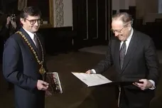30 let zpět: Světový dirigent Sir Charles Mackerras se stal čestným občanem Prahy