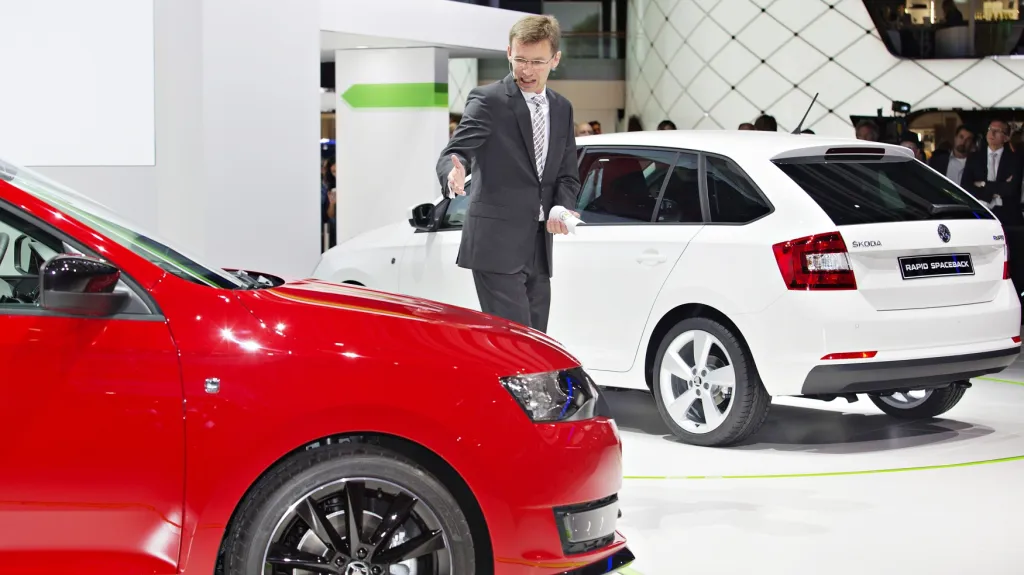 Člen představenstva Škoda Auto Frank Welsch s novými modely Rapid Spaceback