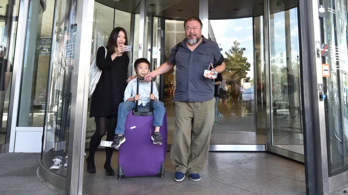 Aj Wej-wej se synem a partnerkou přicestoval do Německa