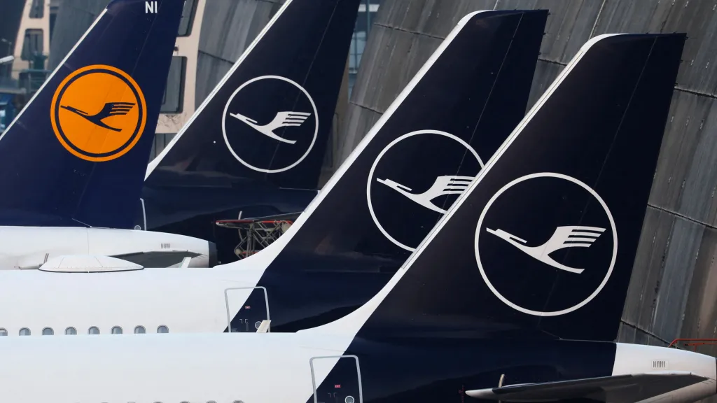 Ilustrační foto - Letouny společnosti Lufthansa zaparkované na letišti ve Frankfurtu nad Mohanem