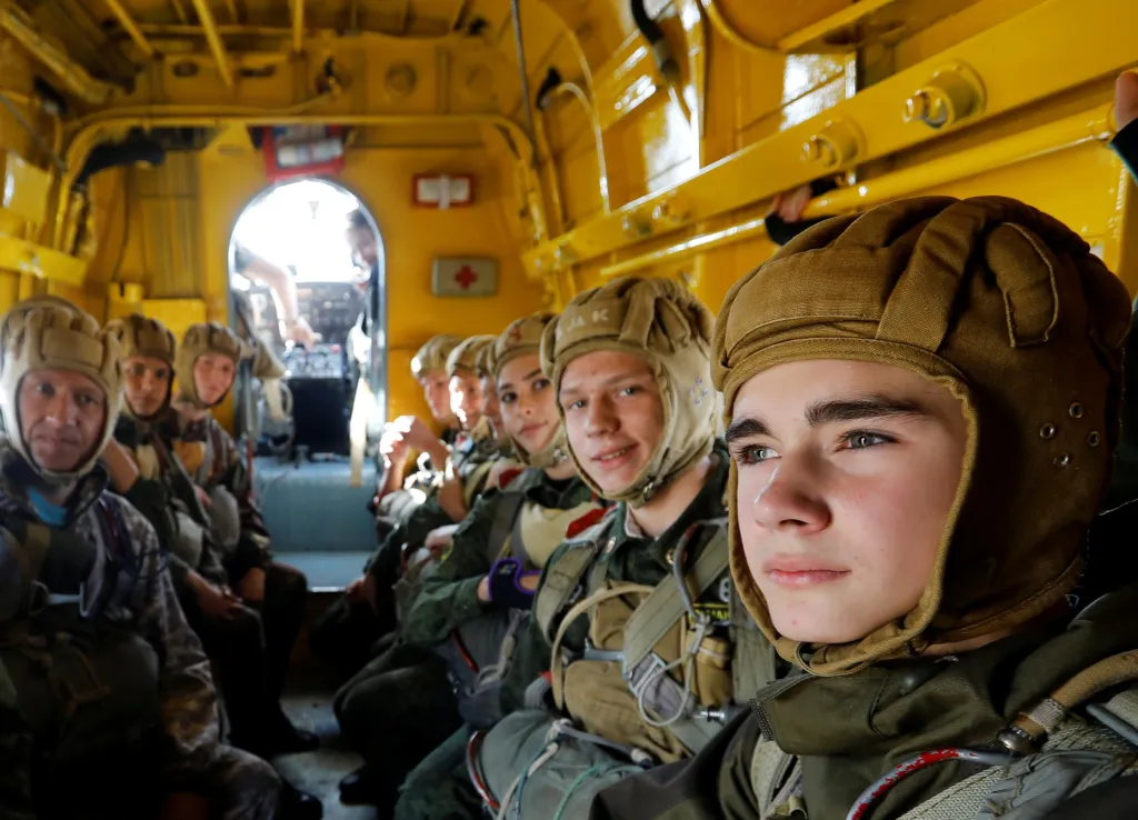 Vojenští kadeti ze školy Alexeje Jermolova sedí na palubě letadla před seskokem na letište ve vesnici Novomarjevskaja u ruského Stavropolu