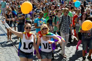 Tisíce duhových lidí prošly hrdě Prahou